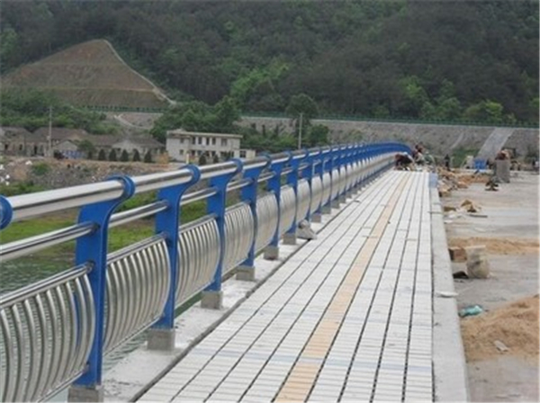 遂宁不锈钢桥梁护栏的特性及其在现代建筑中的应用